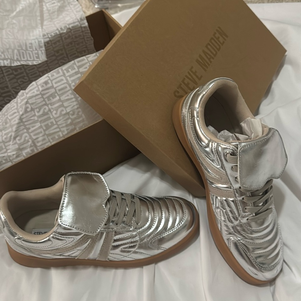 Steve Madden silver sneakers excellent condition